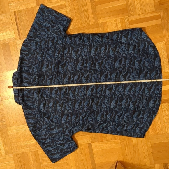 Blade & blue waves pattern short sleeve button up - Picture 4 of 5